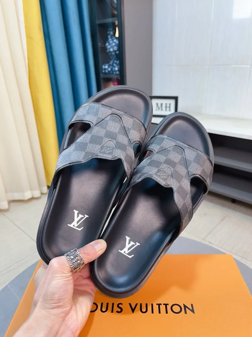 Men's shoes💰300🌹🌹【LV】Multi-color new men's slippers, original top-quality version, original special cowhide with pebbled embossing➕sheepskin on the inner and side, non-slip combination sole, more stable walking, more comfortable and lightweight, high-end and generous, size: 38~44